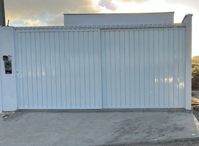 Casa com Portão Branco na ladeira da Mãe Rainha