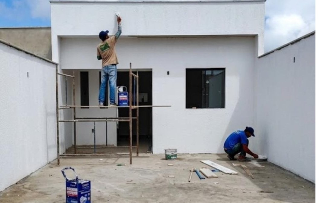 Casa com Portão Branco na ladeira da Mãe Rainha