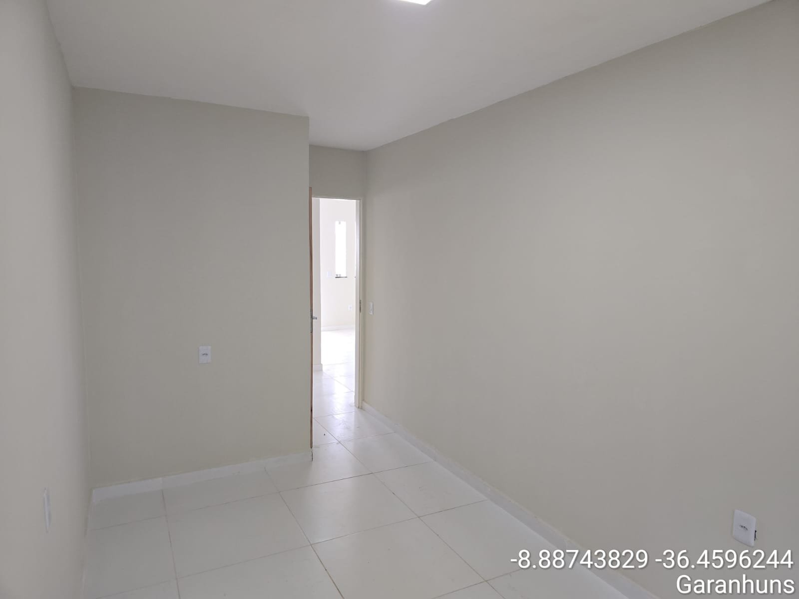 Casa com Portão Branco na ladeira da Mãe Rainha
