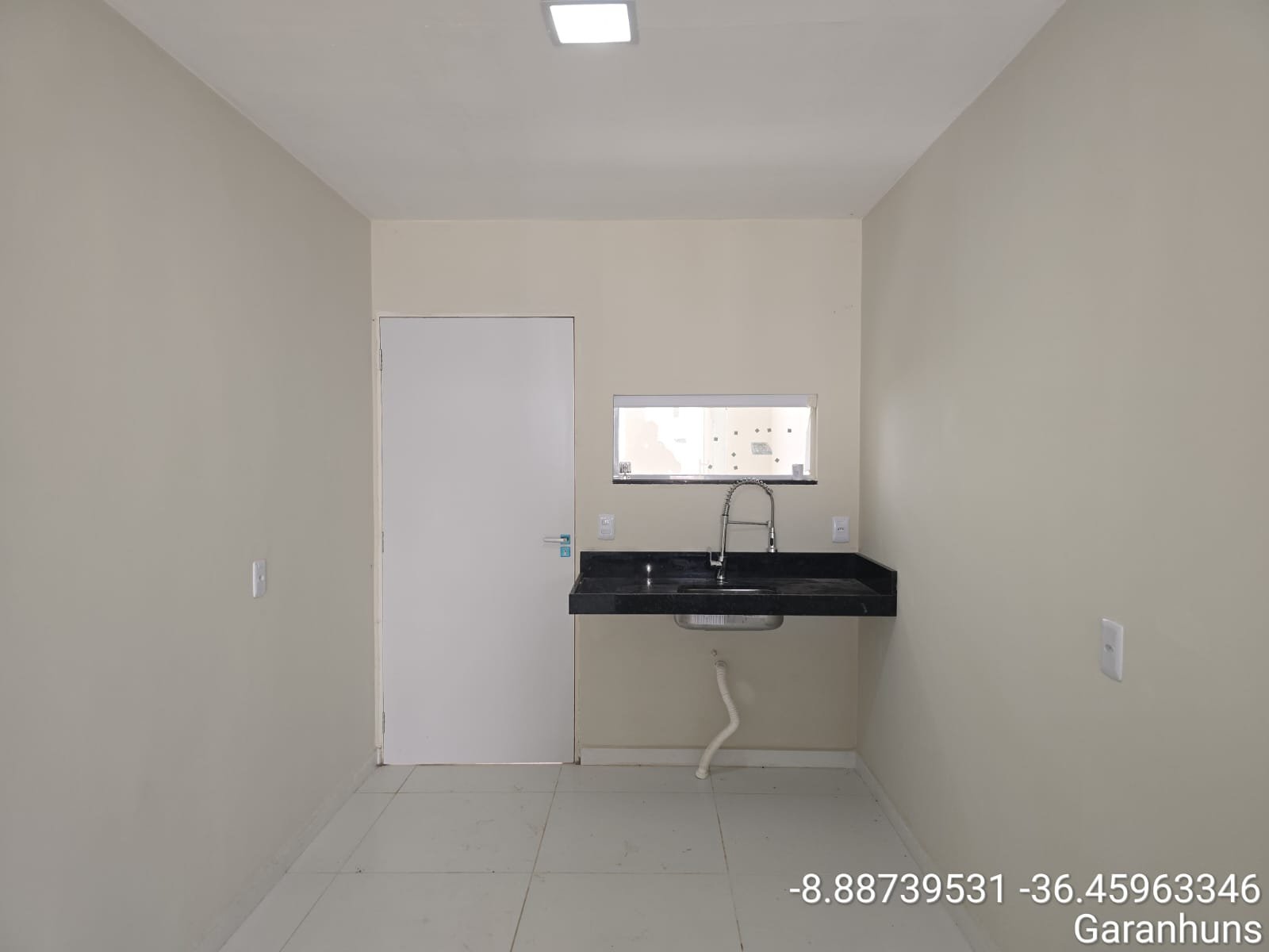 Casa com Portão Branco na ladeira da Mãe Rainha