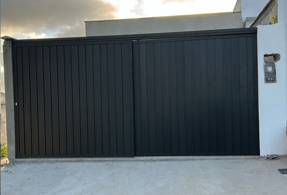 Casa com Portão Preto na ladeira da Mãe Rainha