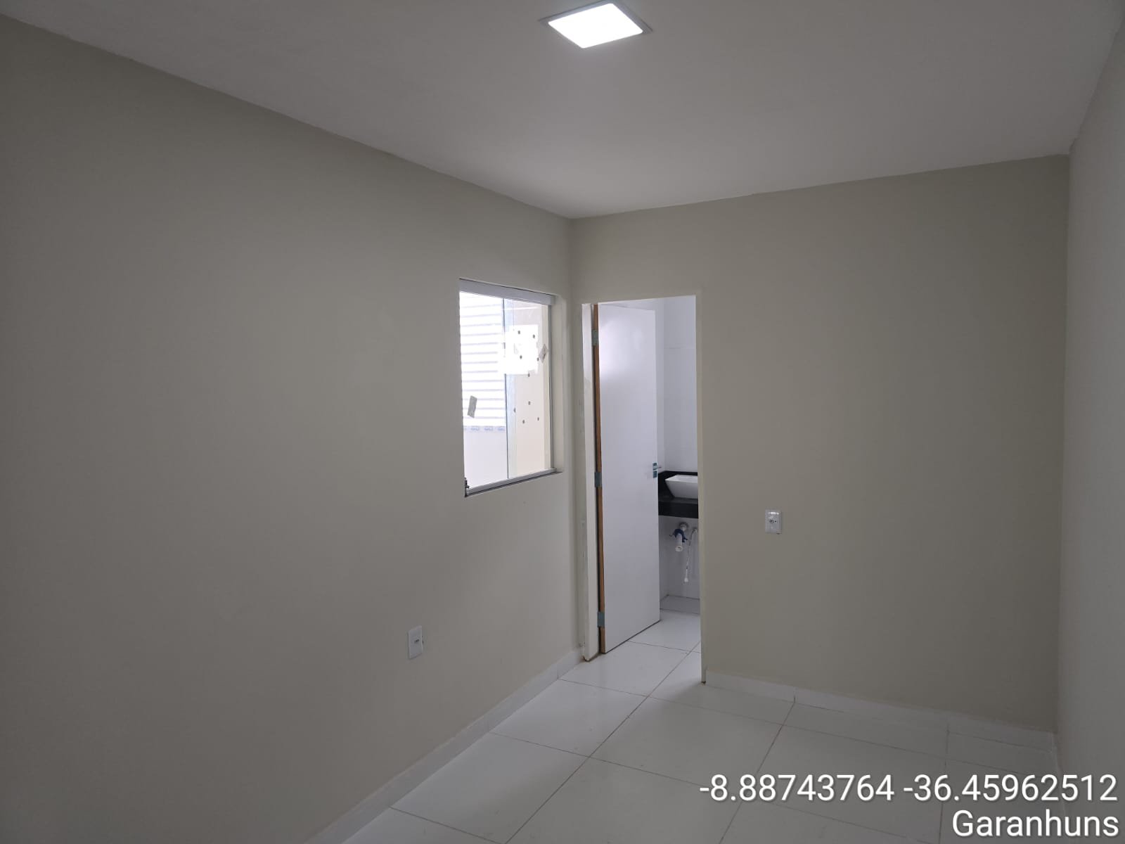 Casa com Portão Preto na ladeira da Mãe Rainha