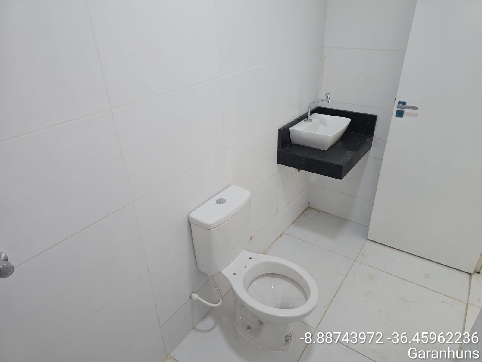 Casa com Portão Preto na ladeira da Mãe Rainha