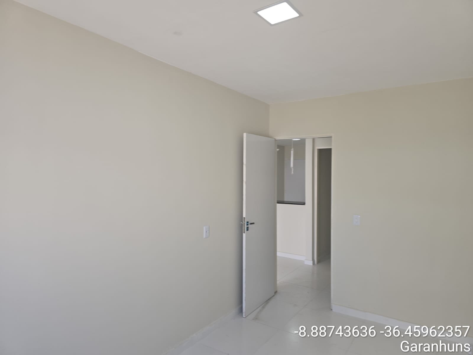 Casa com Portão Preto na ladeira da Mãe Rainha