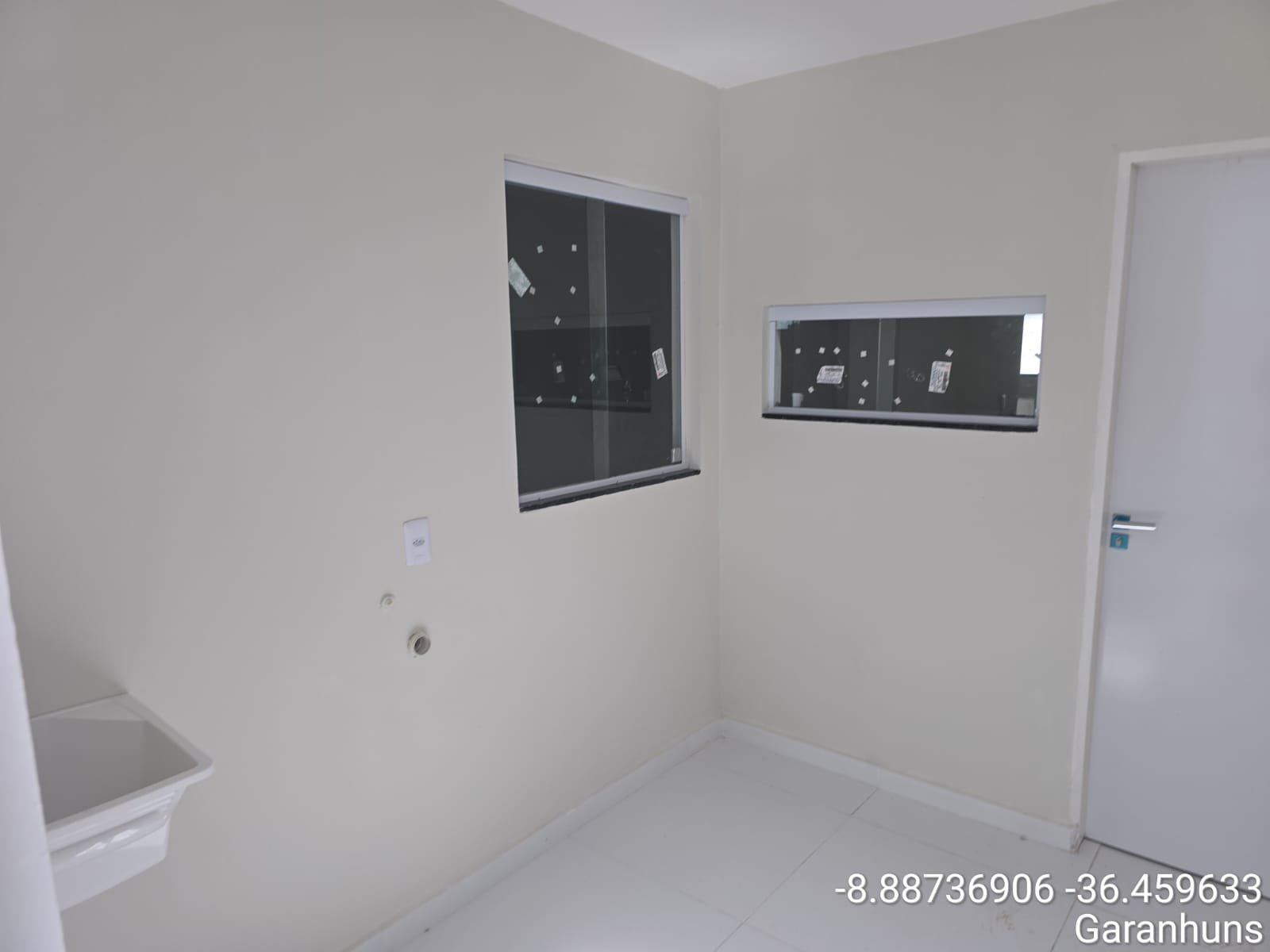 Casa com Portão Preto na ladeira da Mãe Rainha